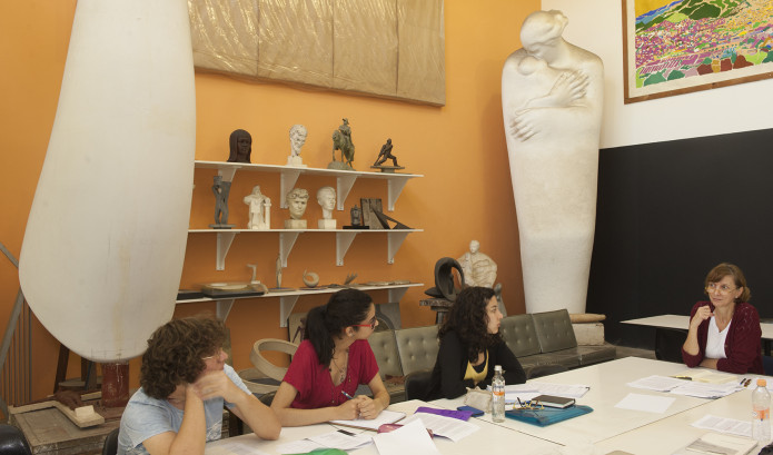 Foto da Profa. Dra. Vera Palllamin com alunos no Atelier de Escultura Caetano Fraccaroli